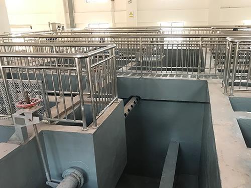 在长期高湿或明水环境下，聚脲防水施工如何保证涂层与混凝土基面的粘接强度？