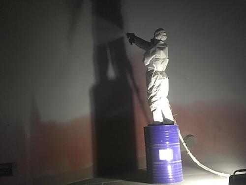在屋顶、外墙等外露防水工程中，聚脲防水施工如何兼顾长期耐候性与美观装饰性？